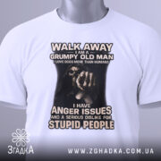 Футболка суворий старий, біла, зображена зверху, фон світло-сірий, принт з чорним малюнком руки та текстом, що говорить про гнів і неприязнь до дурних людей, на комірці є етикетка.