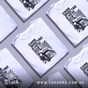 Футболка сила зростає в мені, біла, зображена на манекені, фон нейтральний, принт з чоловіком у спортивному костюмі з гантелями, чорний і білий кольори, текст "СИЛА ЗРОСТАЄ В МЕНІ".