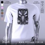 Футболка темна маска, біла, зображена на манекені з правого боку, фон світло-сірий, принт з чорним малюнком маски та черепами внизу.