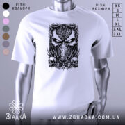 Футболка темна маска, біла, зображена на манекені з правого боку, фон світло-сірий, принт з чорним малюнком маски та черепами внизу.