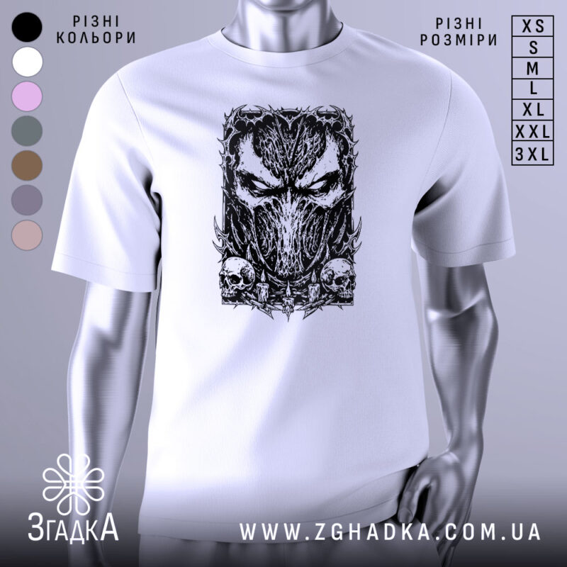 Футболка темна маска, біла, зображена на манекені з правого боку, фон світло-сірий, принт з чорним малюнком маски та черепами внизу.