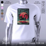 Футболка темна правда, біла, зображена на манекені, фон світло-сірий, принт з чорним котом на червоному фоні з написом 'THE DARK TRUTH'.