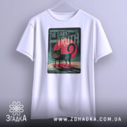 Футболка темна правда, біла, підвішена на вішалці, фон світло-сірий, принт з чорним котом на червоному фоні з написом 'THE DARK TRUTH'.