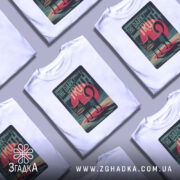 Футболка темна правда, біла, зображена на манекені, фон світло-сірий, принт з чорним котом на червоному фоні з написом 'THE DARK TRUTH'.