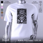 Футболка темний демон, біла, зображена на манекені, фон світло-сірий, принт з чорними деталями, на якому зображений демон з відкритим ротом, а також ведмедик і черепи.