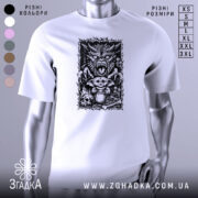 Футболка темний демон, біла, зображена на манекені, фон світло-сірий, принт з чорними деталями, на якому зображений демон з відкритим ротом, а також ведмедик і черепи.