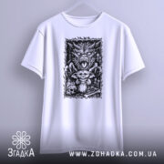 Футболка темний демон, біла, підвішена на вішалці, фон світло-сірий, принт з чорними деталями, на якому зображений демон з відкритим ротом, ведмедик і черепи.