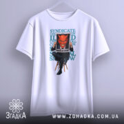 Футболка темний символізм, біла, підвішена на вішалці, фон світло-сірий, принт з червоним демоном, що тримає табличку з написом 'WHO ARE YOU?' на чорному фоні, текст на футболці у зелених тонах.