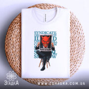 Футболка темний символізм, біла, складена на плетеному кошику, фон світло-сірий, принт з червоним демоном, що тримає табличку з написом 'WHO ARE YOU?' на чорному фоні, текст на футболці у зелених тонах.