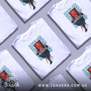 Футболка темний символізм, біла, зображена на манекені з правого боку, фон світло-сірий, принт з червоним демоном, що тримає табличку з написом 'WHO ARE YOU?' на чорному фоні, текст на футболці у зелених тонах.