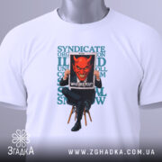 Футболка темний символізм, біла, складена на столі, фон світло-сірий, принт з червоним демоном, що тримає табличку з написом 'WHO ARE YOU?' на чорному фоні, текст на футболці у зелених тонах, з етикеткою з зеленим шнурком.