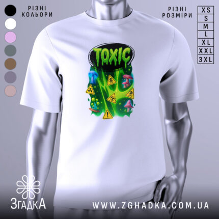 Футболка toxic гриби, біла, зображена на манекені, фон світло-сірий, принт містить яскраві гриби та знаки небезпеки, кольори принта зелені, блакитні та рожеві.