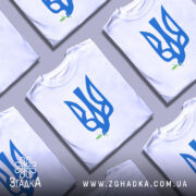 Футболка тризуб голуб миру, біла, зображена на манекені з правого ракурсу, фон світло-сірий, принт у вигляді тризуба синього кольору з голубом, що тримає гілочку оливи.