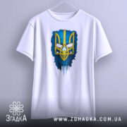Футболка тризуб білого кольору, підвішена на вішалці, фон світло-сірий, принт тризуба жовтого кольору на синьому фоні, деталі принта чітко видимі.