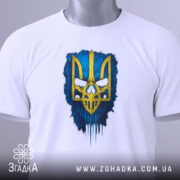 Футболка тризуб білого кольору, зображена в горизонтальному положенні на білому фоні, принт тризуба жовтого кольору на синьому фоні, з етикеткою на зеленому шнурку.