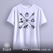 Футболка турист білого кольору, підвішена на вішалці, зображена з фронтального ракурсу, фон світлий, принт чорного кольору з символами активного відпочинку, включаючи компас, вогонь, гори та намет.