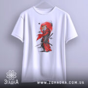 Футболка Тигр самурай воїн, біла, підвішена на вішалці, фон світло-сірий, принт з тигром у червоному плащі, вид з переду.