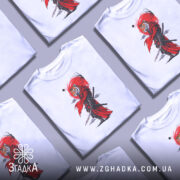 Футболка Тигр самурай воїн, біла, зображена на манекені, фон світло-сірий, принт з тигром у червоному плащі з мечем, червона лінія навколо голови тигра.