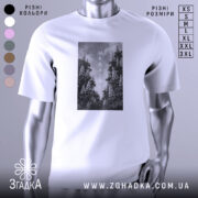 Футболка Ukraine білого кольору, зображена з фронтального ракурсу на манекені, фон світло-сірий, принт з чорнобілими зображеннями дерев з написом 'UKRAINE' по центру.