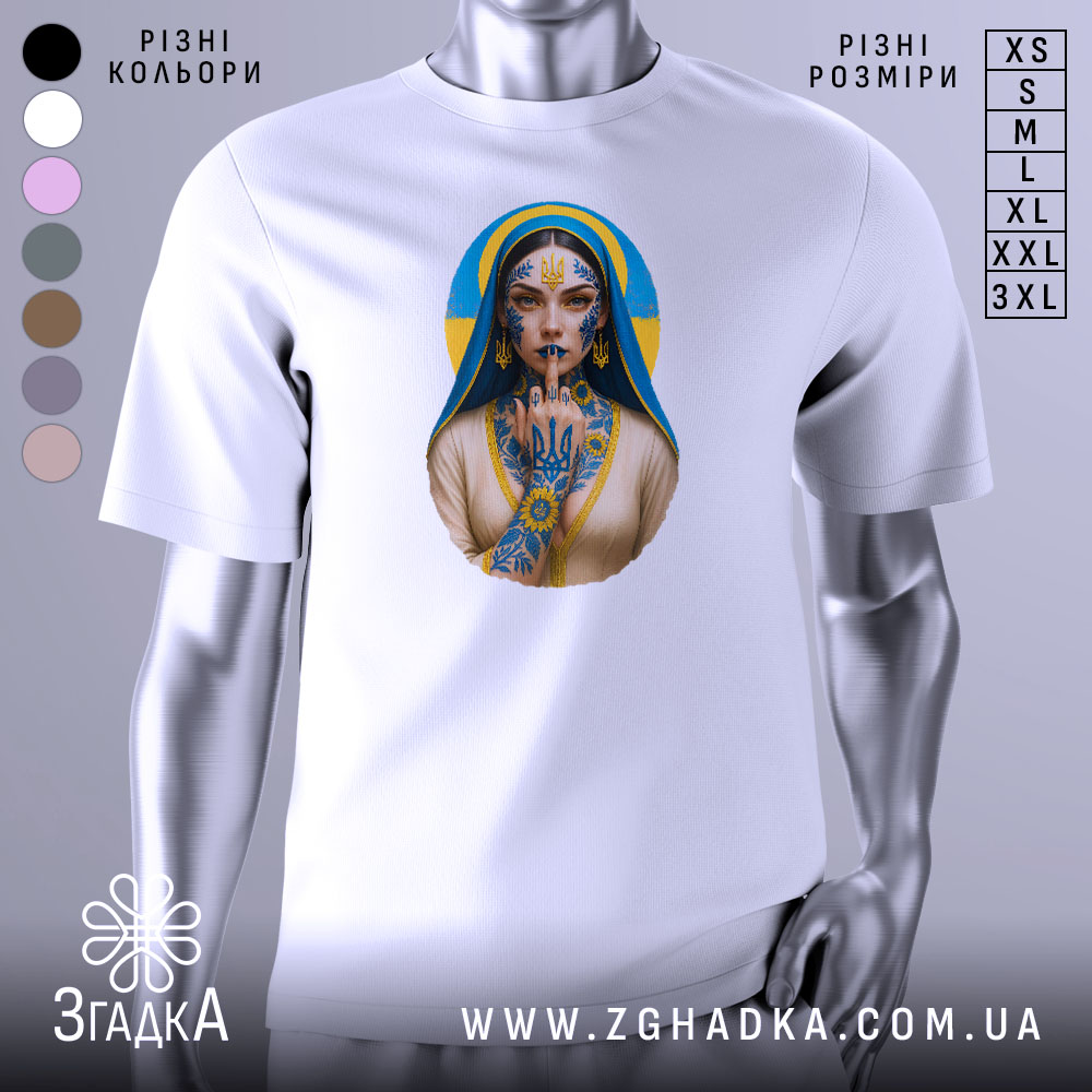 Futbolka Ukrainska Tatu Bohynia Patriotychnyi Styl 1 Футболка українська тату, біла, зображена на манекені, фон світло-сірий, принт з зображенням дівчини з татуюваннями, яка тримає палець на губах, з синьо-жовтим фоном.