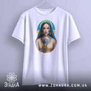 Футболка українська тату, біла, підвішена на вішалці, фон світло-сірий, принт з зображенням дівчини з татуюваннями, яка тримає палець на губах, з синьо-жовтим фоном.