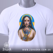 Футболка українська тату, біла, складена на столі, фон світло-сірий, принт з зображенням дівчини з татуюваннями, на футболці є етикетка з зеленим шнурком.