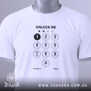 Футболка unlock me, білого кольору, складена на поверхні, фон світло-сірий, принт з клавіатурою та написом 'UNLOCK ME' чорного кольору, з зеленим ярликом.
