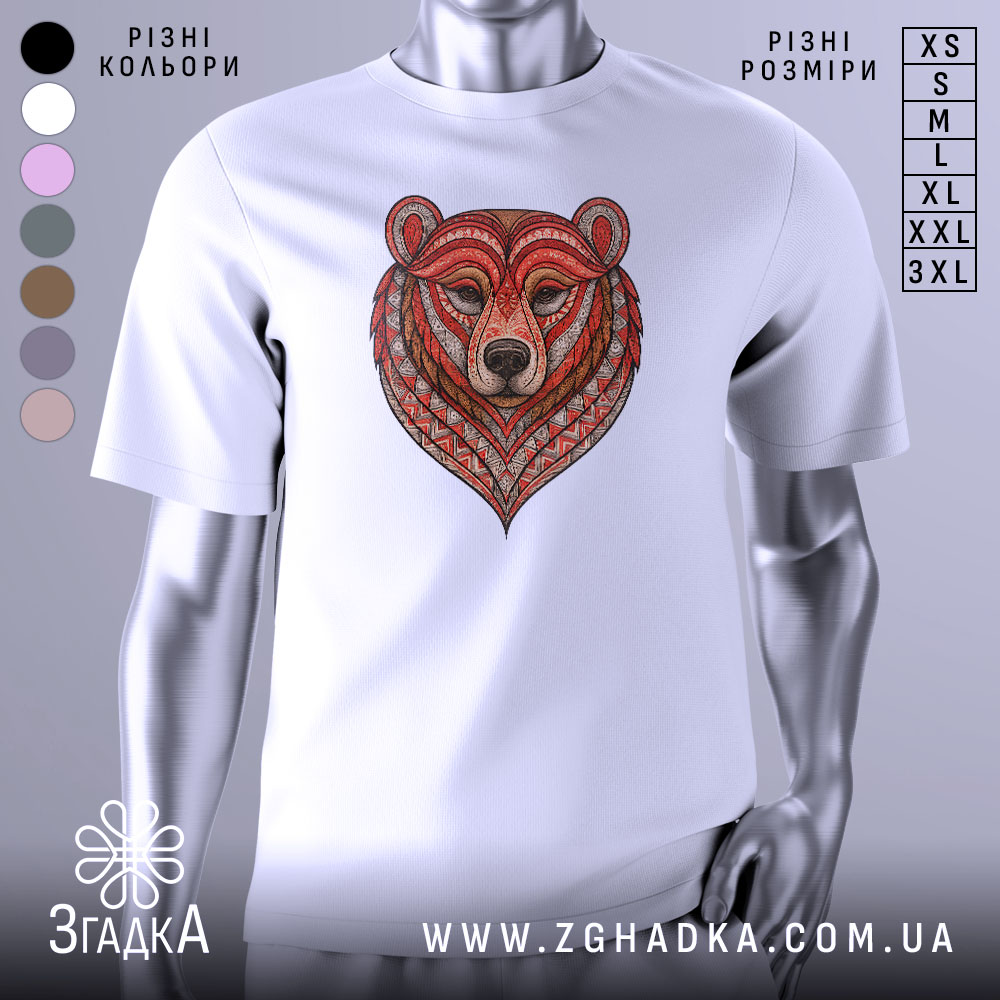 Футболка ведмідь білого кольору, зображена з фронтального ракурсу на манекені, фон світло-сірий, принт у вигляді ведмедя з червоними та коричневими деталями, оформлений у стилі геометричних візерунків.