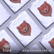 Футболка ведмідь білого кольору, зображена з фронтального ракурсу на манекені, фон світло-сірий, принт у вигляді ведмедя з червоними та коричневими деталями, оформлений у стилі геометричних візерунків.