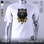 Футболка ведмідь символ, біла, зображена на манекені, фон світло-сірий, принт ведмедя з українським гербом та жовтими пір'ями.