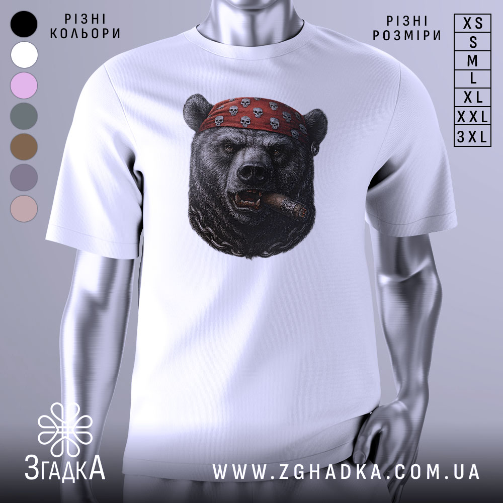 Futbolka Vedmid Z Syharoiu Top Vybir Cholovikiv 1 Футболка ведмідь з сигарою, біла, зображення ведмедя в червоній бандані з черепами, ракурс спереду, фон світлий, деталі принта чіткі та яскраві.