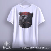Футболка ведмідь з сигарою, біла, на вішалці, зображення ведмедя в червоній бандані з черепами, ракурс спереду, фон світлий, деталі принта чіткі.