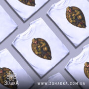 Футболка відважний воїн, білого кольору, зображена з фронтального ракурсу на манекені, фон світло-сірий, принт з військовим у камуфляжі, який тримає автомат, обрамлений декоративним елементом.