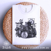 Футболка восьминіг на барабанах, біла, складена на плетеній основі, фон світло-сірий, принт з восьминогом на барабанах, деталі принта чіткі, зображення виконане в чорному кольорі.