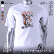 Футболка War Angel білого кольору, зображена на манекені, фон світло-сірий, принт з ангелом, що тримає ключ, оточений квітами та елементами графіки.