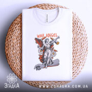 Футболка War Angel білого кольору, складена на плетеній кошику, фон світло-сірий, принт з ангелом на скейтборді, виглядає стильно.