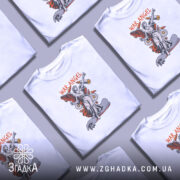 Футболка War Angel білого кольору, зображена на манекені, фон світло-сірий, принт з ангелом, що тримає ключ, оточений квітами та елементами графіки.