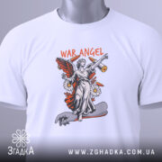 Футболка War Angel білого кольору, складена на столі, з видимим етикеткою, принт з ангелом на скейтборді, фон світло-сірий.