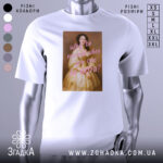 Футболка why be extra білого кольору, зображена на манекені, фон світло-сірий, принт з портретом жінки в бежевій сукні та текстом рожевого кольору.