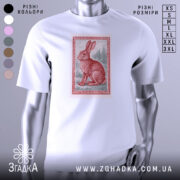 Футболка заєць лісовий, біла, зображена з фронтального ракурсу, фон світло-сірий, принт зображає червоного зайця на фоні лісу в рамці.