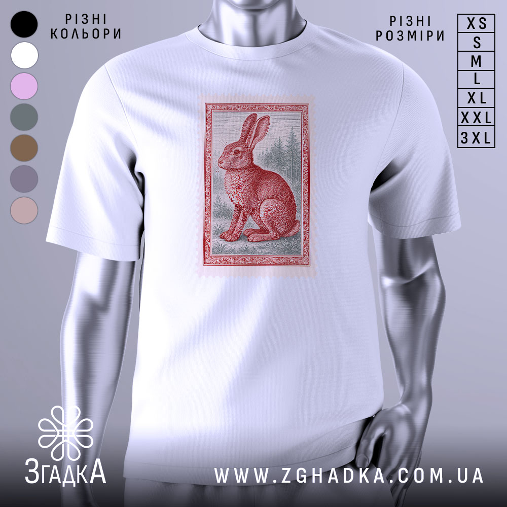 Футболка заєць лісовий, біла, зображена з фронтального ракурсу, фон світло-сірий, принт зображає червоного зайця на фоні лісу в рамці.