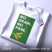 Футболка зерно сила — чорна футболка, крупний план принта, студійне освітлення.