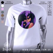 Футболка жінка котик, біла футболка з круглим принтом, на якому зображена жінка в масці, що ніжно торкається носа чорного кота, фон принта фіолетовий, ракурс спереду, на манекені.