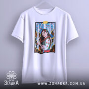 Футболка жіноча відвага, біла, підвішена на вішалці, фон світло-сірий, принт з дівчиною в українському вбранні, що тримає сокиру, на фоні дерев з червоними листям.