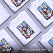 Футболка жіноча відвага, біла, зображена на манекені, фон світло-сірий, принт з дівчиною в українському вбранні, що тримає сокиру, на фоні дерев з червоними листям.