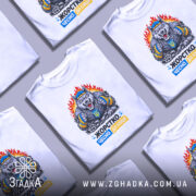 Футболка жорстко чесно до кінця, біла, зображена на манекені з правого боку, фон світло-сірий, принт з ведмедем у спортивному одязі, що тримає кулаки, з написом 'Жорстко. Чесно. До кінця' у кольорах синьому та жовтому.