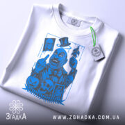 Футболка жорсткий хорор стиль — чорна футболка, крупний план принта, студійне освітлення.