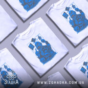 Футболка жорсткий хорор стиль — кілька складених футболок, композиція на столі.