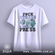 Футболка жим замість стресу, біла, підвішена на вішалці, фон світло-сірий, принт з написом 'F#CK STRESS' та зображенням гантелі, виконаний у блакитних та чорних кольорах.