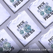 Футболка жим замість стресу, біла, зображена на манекені з правого боку, фон світло-сірий, принт з написом 'F#CK STRESS' та зображенням гантелі, виконаний у блакитних та чорних кольорах.